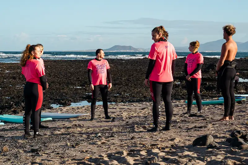Clase de surf en grupo